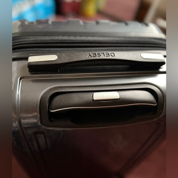 Brandnew Delsey Paris Luggage 21” carry on - Picture 5 of 6